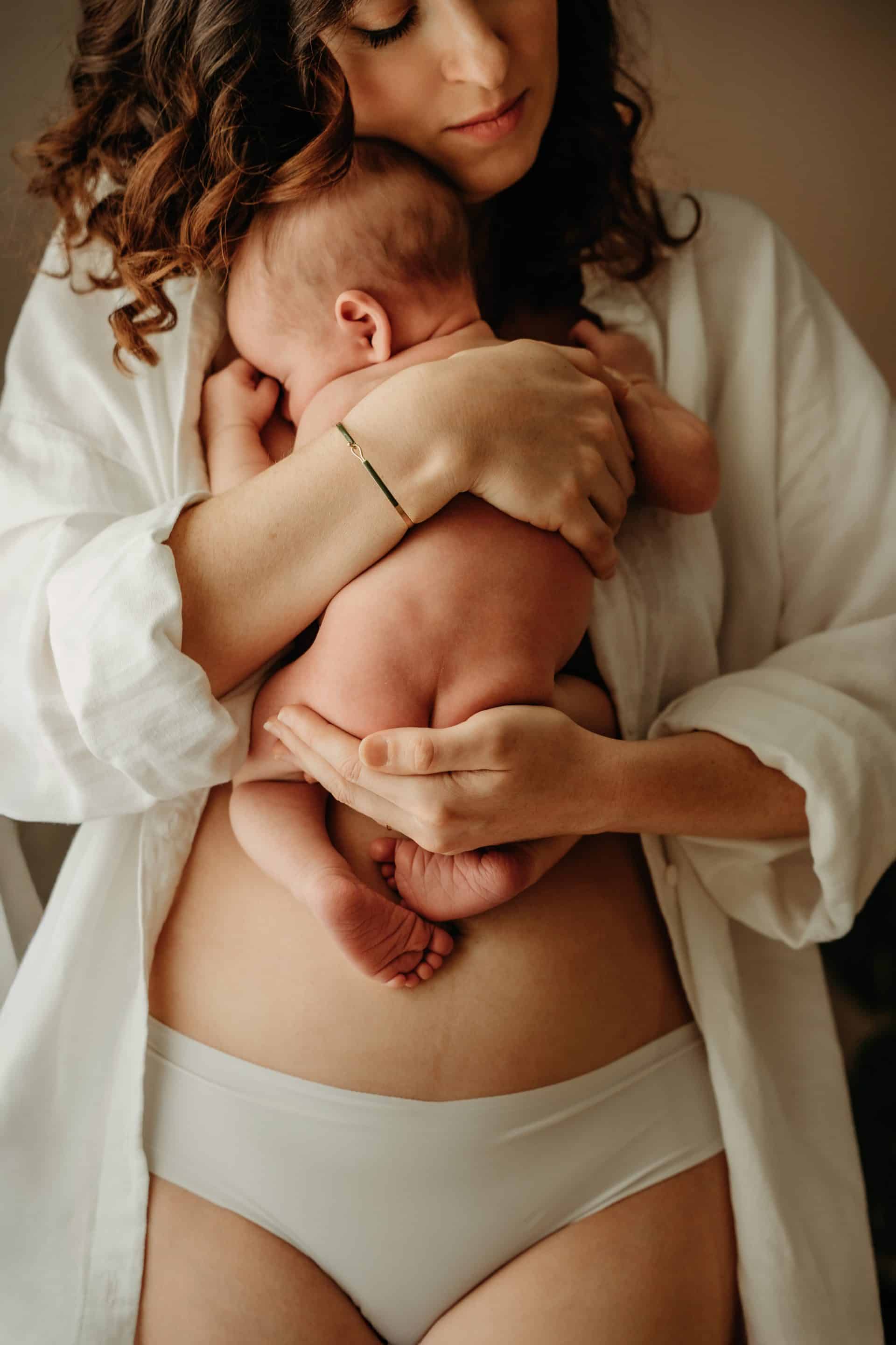 Séance photo nouveau-né peau à peau