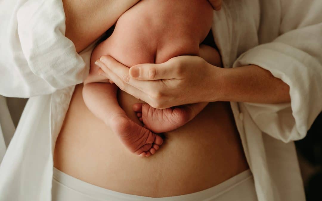 Finir votre séance photo nouveau-né par un peau à peau artistique